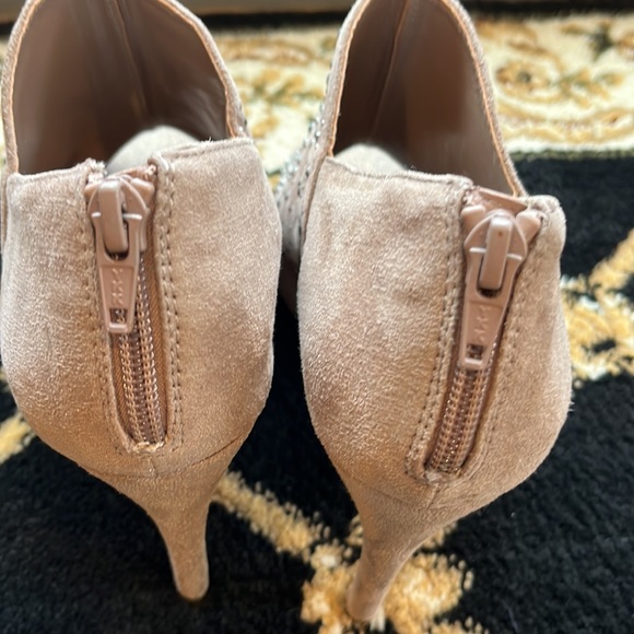 Jennifer Lopez Peep Toe Shoe Booties With Gunmetal Metallic Stones Size 7 1/2 - Picture 10 of 17